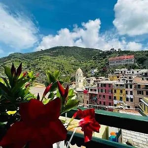 la-terrazza-di-vernazza.hotelitalianriviera.com/